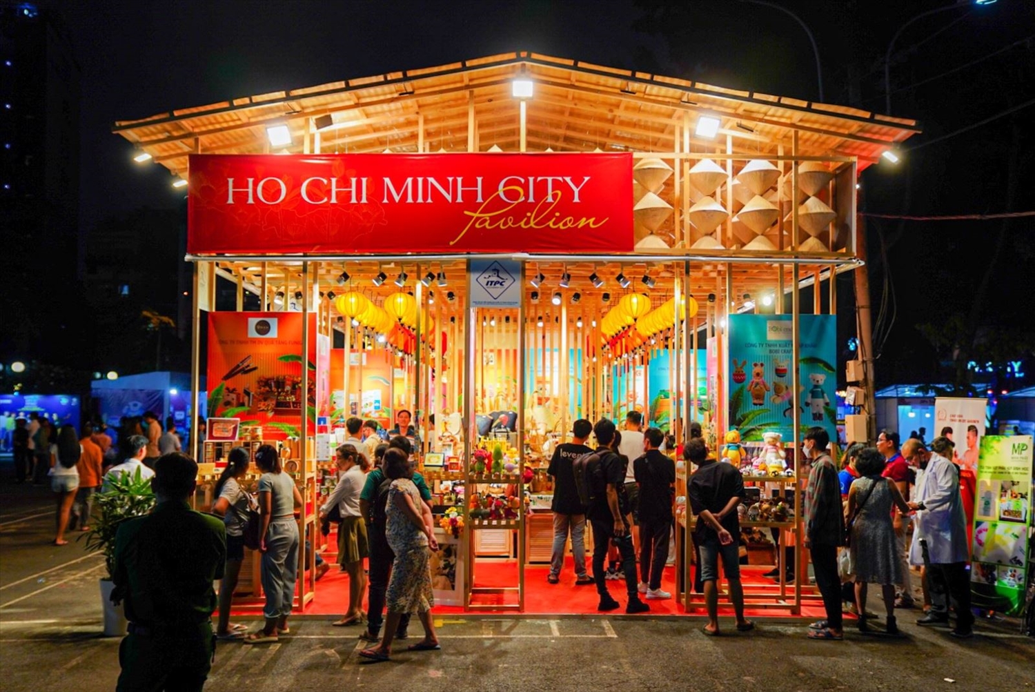Tại tuần lễ này, gian hàng giới thiệu các nét đặc trưng của TP Hồ Chí Minh thu hút nhiều du khách và người dân đến tham quan, mua sắm.