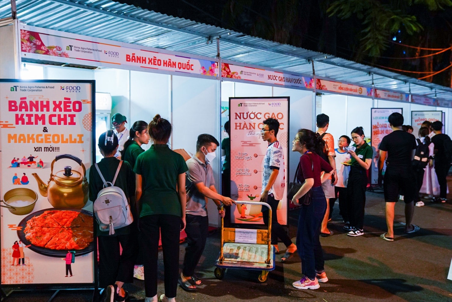 Sau lễ khai mạc, người dân và du khách TP Hồ Chí Minh đi tham quan, mua sắm tại các gian hàng ẩm thực của hai nước.