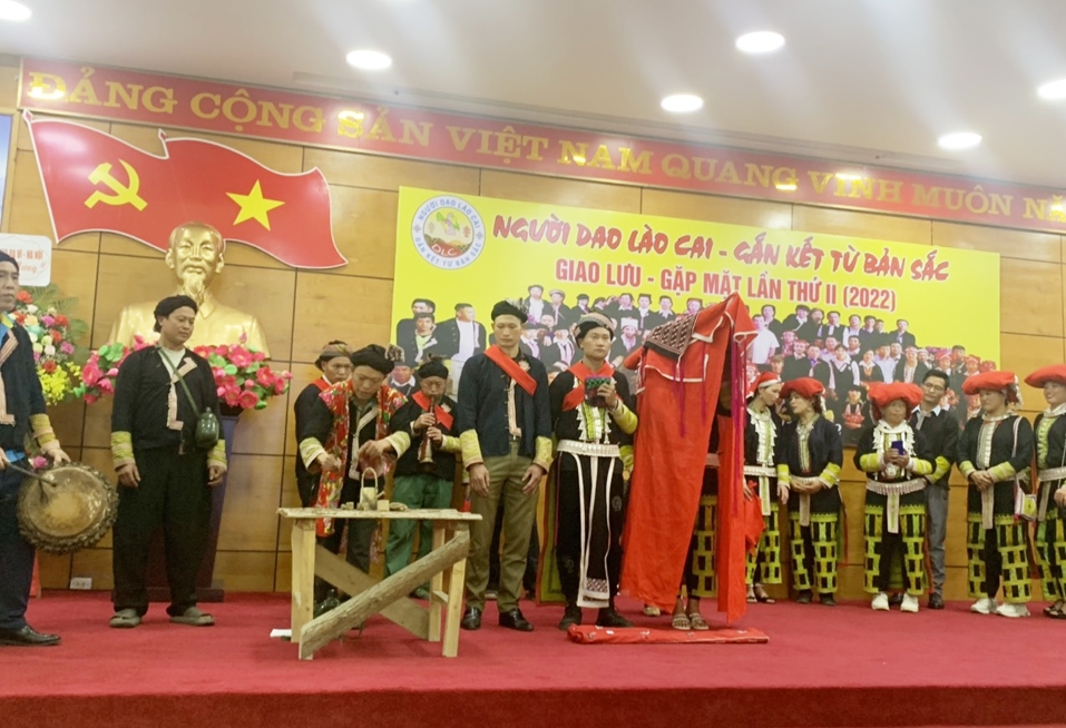 Chương trình văn nghệ đặc sắc do các thành viên Nhóm “Người Dao Lào Cai - Gắn kết từ bản sắc” biểu diễn