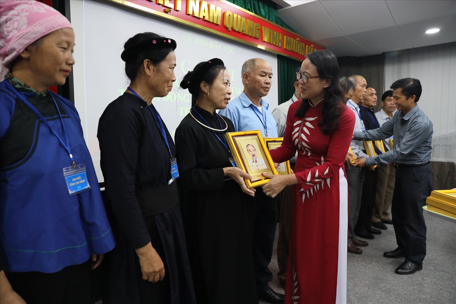 Thứ trưởng, Phó Chủ nhiệm Ủy ban Dân tộc Hoàng Thị Hạnh tặng quà lưu niệm cho Người có uy tín tỉnh Cao Bằng nhân dịp Người có uy tín về thăm Hà Nội