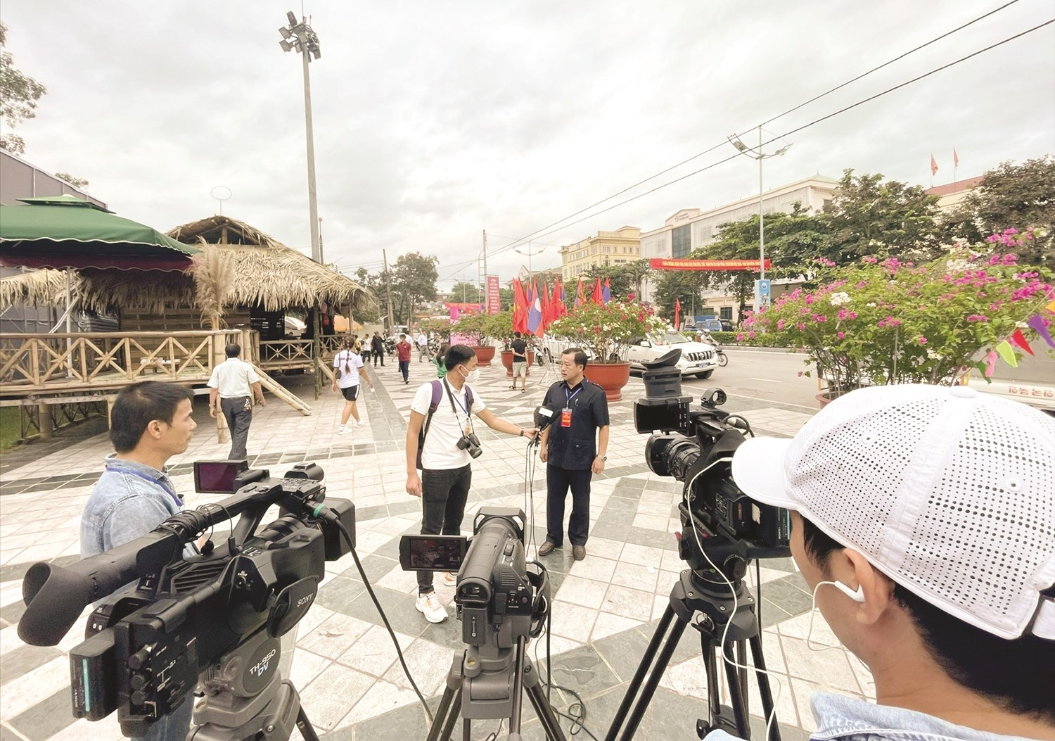 Phóng viên Báo Dân tộc và Phát triển tác nghiệp tại “Ngày hội giao lưu văn hóa, thể thao & du lịch vùng biên giới Việt Nam - Lào, lần thứ III, năm 2022” tổ chức tại Điện Biên.