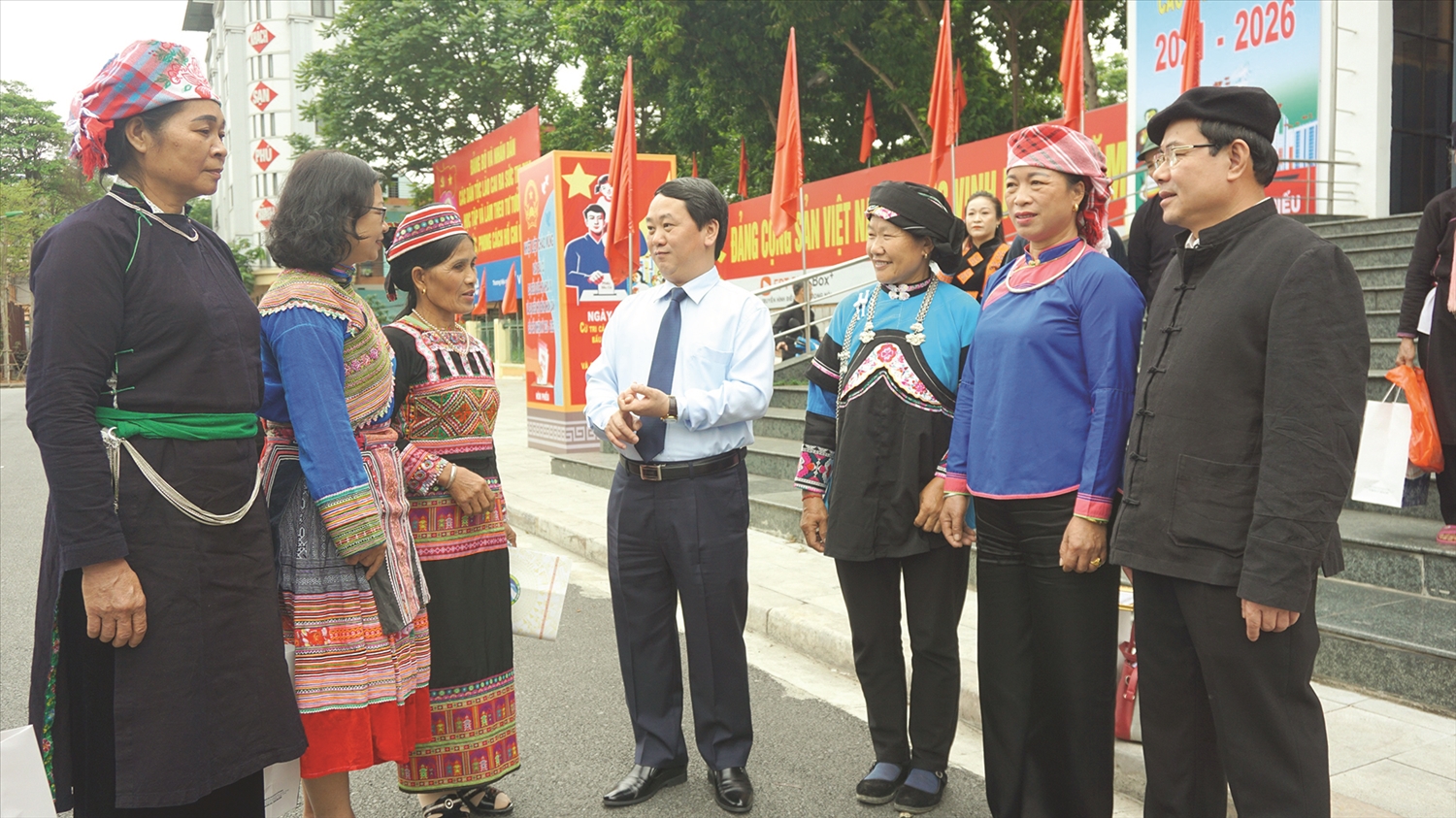 Bộ trưởng, Chủ nhiệm Hầu A Lềnh trò chuyện với Người có uy tín tiêu biểu trong đồng bào DTTS tỉnh Lào Cai