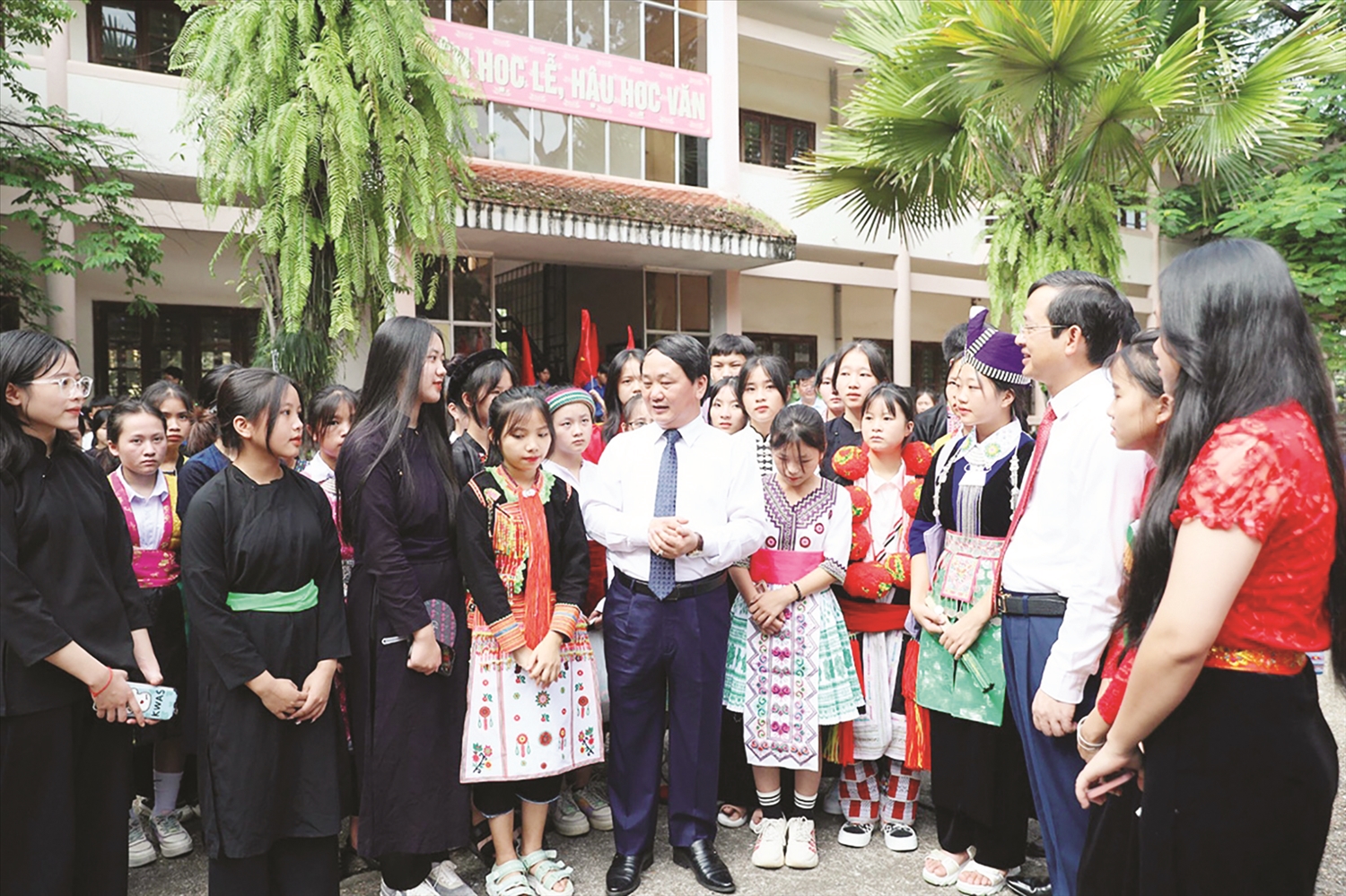 Bộ trưởng, Chủ nhiệm Ủy ban Dân tộc Hầu A Lềnh và lãnh đạo tỉnh Thái Nguyên trò chuyện, động viên các em học sinh.