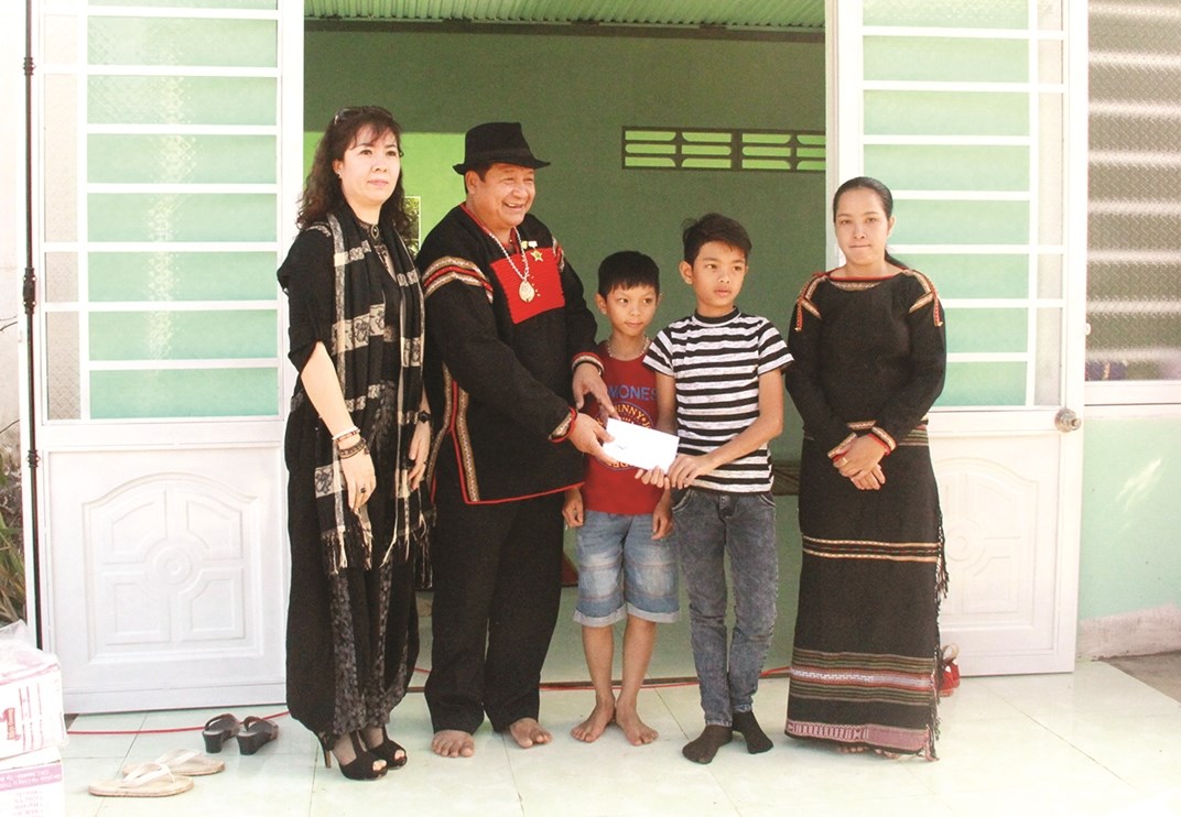 Được ông Khăm Phết Lào tặng nhà tình nghĩa, một gia đình khó khăn ở xã Ea Bông, huyện Krông Ana, tỉnh Đắk Lắk ổn định cuộc sống