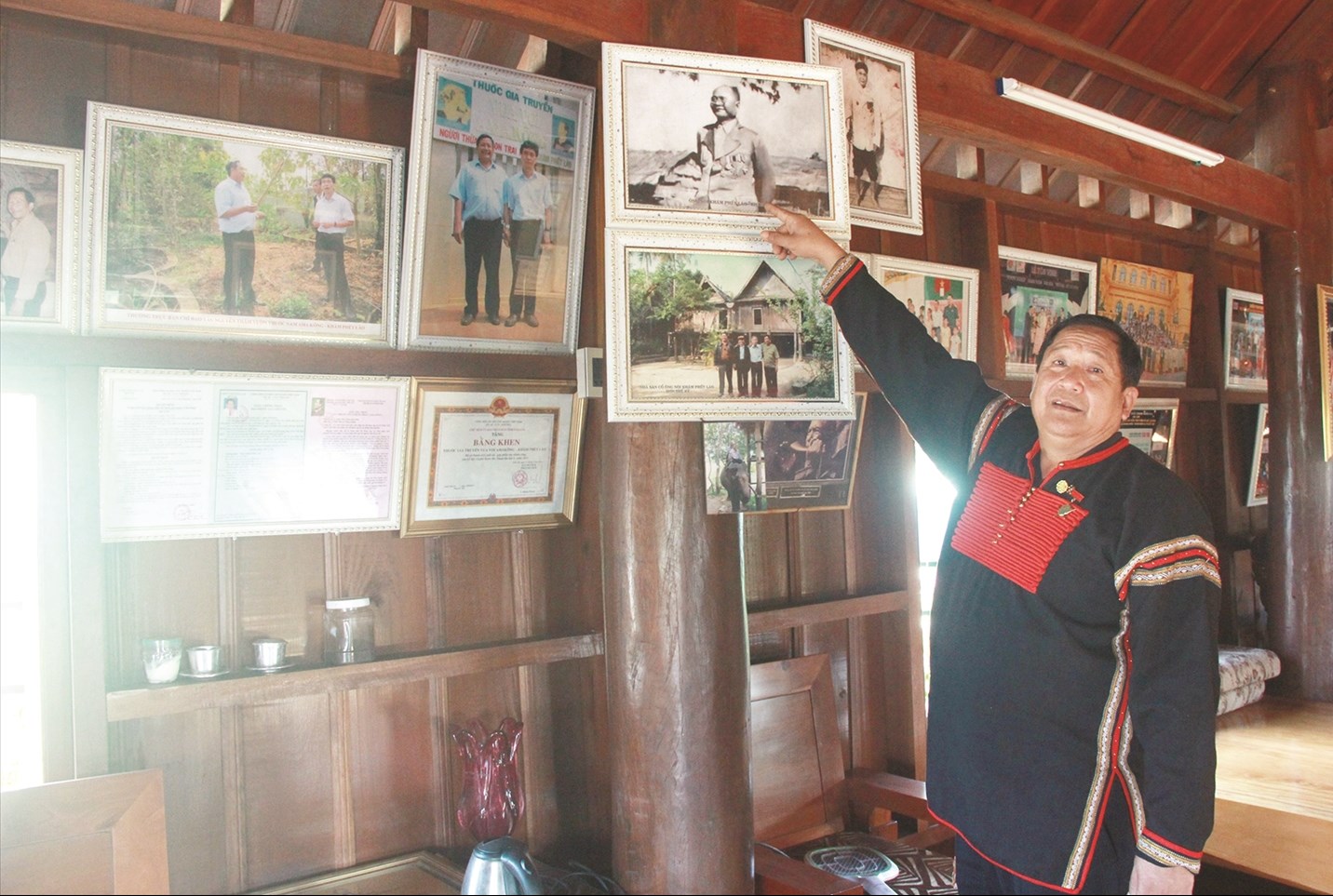 Trên các vách nhà sàn truyền thống của gia đình ông Khăm Phết Lào treo kín bằng khen, giấy chứng nhận thương hiệu và lời cảm ơn từ các chương trình thiện nguyện