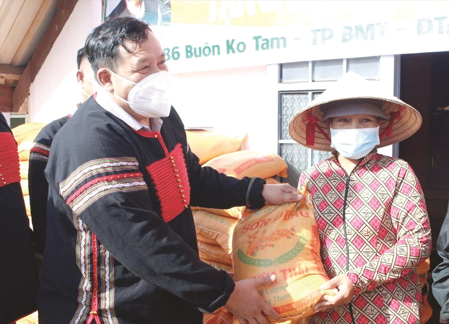 Chung tay phòng chống dịch, ông Khăm Phết Lào tặng gạo cho hai buôn đồng bào DTTS xã Krông Na (Buôn Đôn) và phường Khánh Xuân (TP. Buôn Ma Thuột)