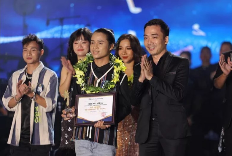 Ca sĩ Hồ Văn Kãnh trong vòng nhận giải Thí sinh có giọng hát ấn tượng tại Sao Mai 2022 