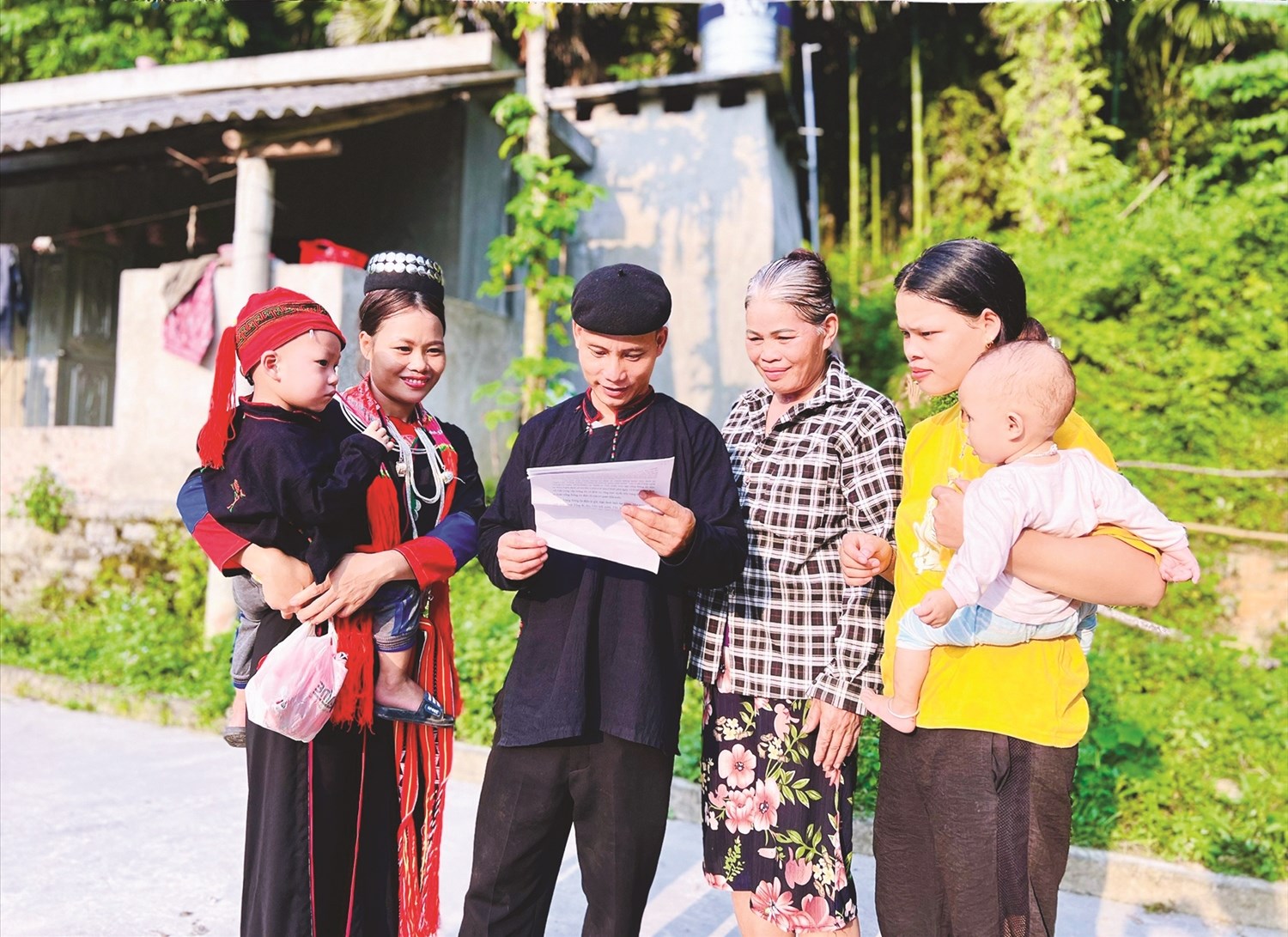 Trưởng thôn Trương Văn Yên tuyên truyền các nội dung hương ước của thôn bản