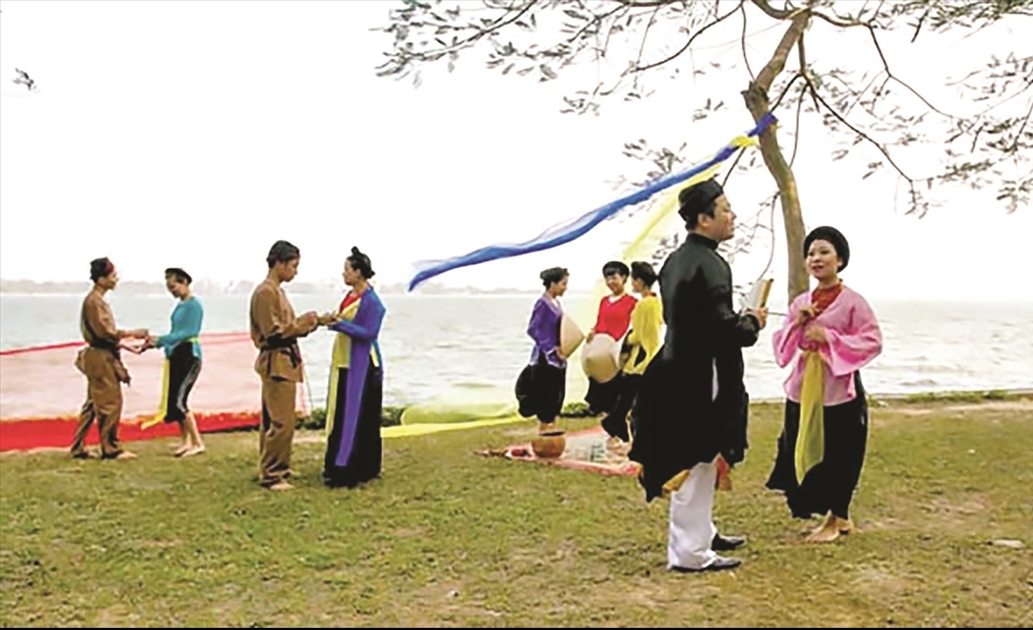 Biểu diễn hát Ví, Giặm bên bờ sông Lam.