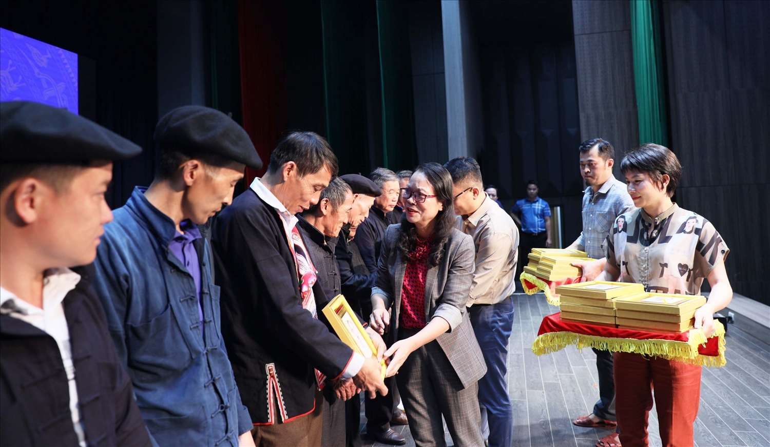 Thứ trưởng, Phó Chủ nhiệm Hoàng Thị Hạnh tặng quà lưu niệm và động viên các đại biểu Người có uy tín tiếp tục nỗ lực với các hoạt động ở cơ sở