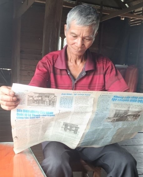 Ông Nay Kai thường xuyên đọc báo để cập nhật thông tin pháp luật phục vụ công tác hòa giải 
