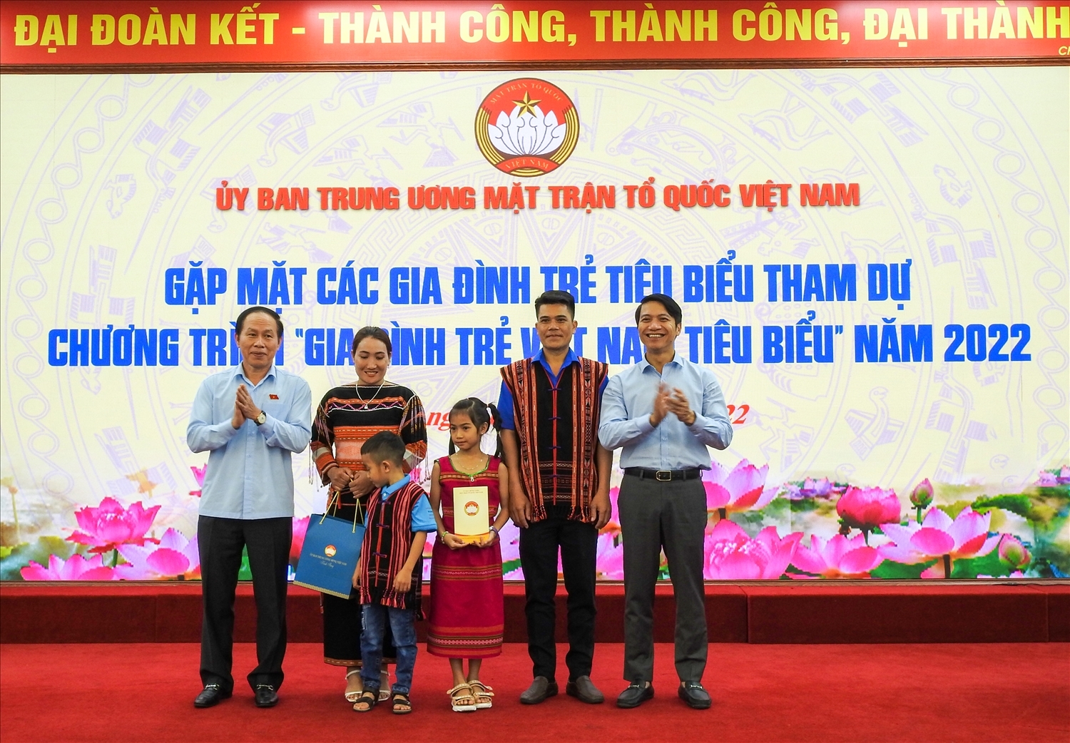 Tổng Thư ký UBTW MTTQ Việt Nam Lê Tiến Châu và Bí thư Thường trực Trung ương Đoàn Nguyễn Ngọc Lương tặng quà cho 21 gia đình trẻ tiêu biểu Việt Nam năm 2022