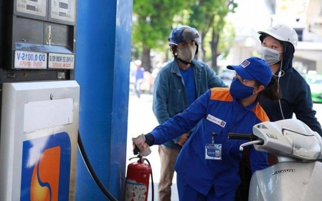Trong kỳ điều hành lần này, do có sự điều chỉnh tỷ giá Việt Nam đồng/USD nên giá xăng dầu tăng nhẹ.