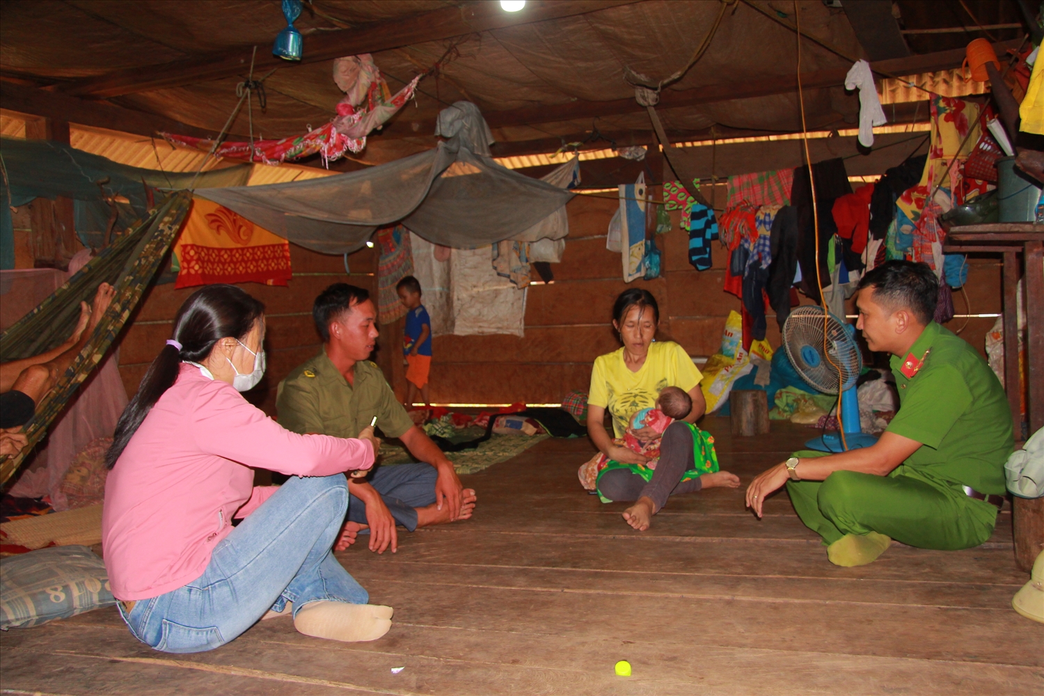 Công an xã Cư Kbang đến nhà dân tuyên truyền phòng chống ma túy