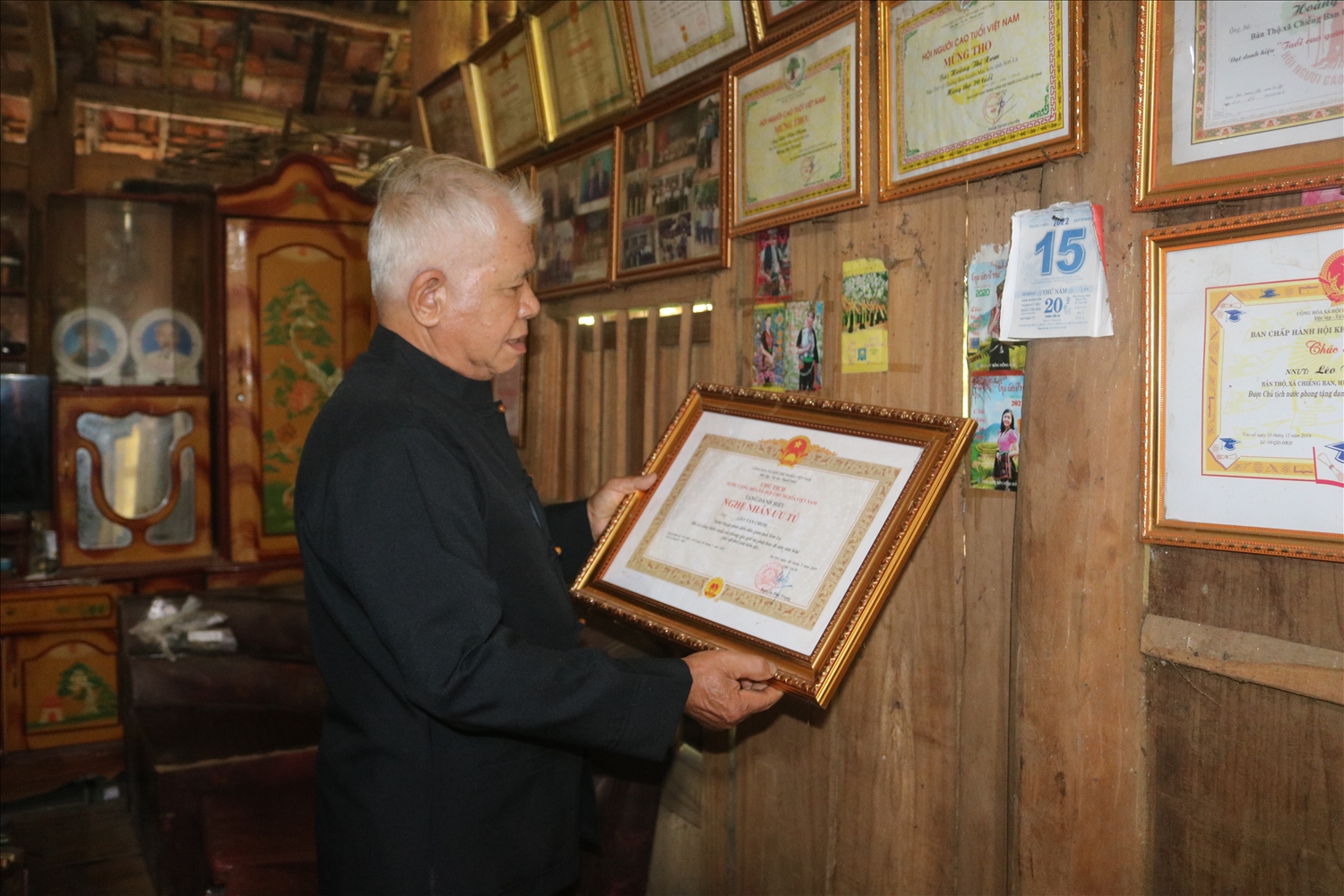 Năm 2019, ông Lèo Văn Chom được Chủ tịch nước Cộng hòa xã hội chủ nghĩa Việt Nam tặng danh hiệu "Nghệ nhân ưu tú". 