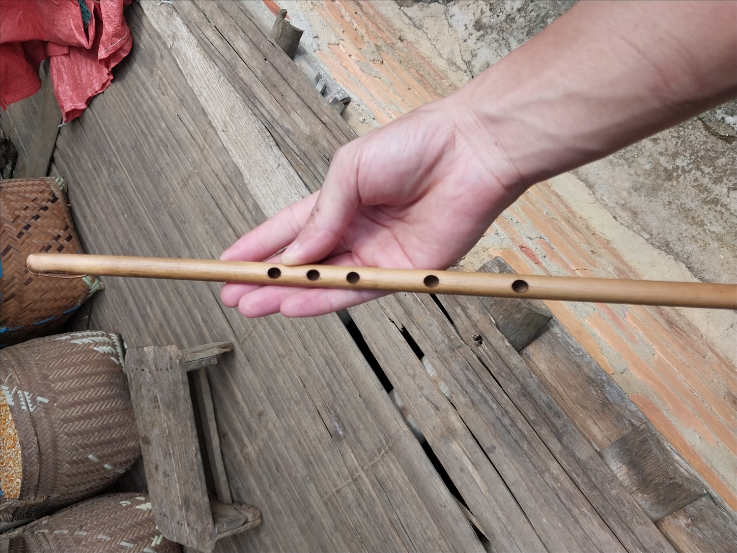Cây pí pặp có chiều dài khoảng 40 cm, với 5 lỗ do ông Lèo Văn Chom chế tác