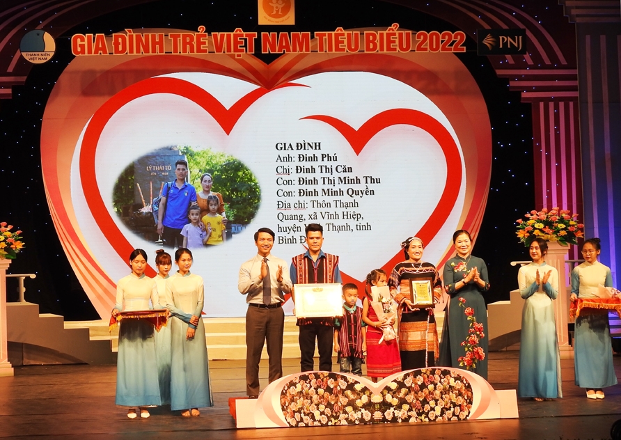 21 gia đình trẻ được vinh danh nhận Bằng khen, Kỷ niệm chương của Ủy ban Trung ương Hội LHTN Việt Nam