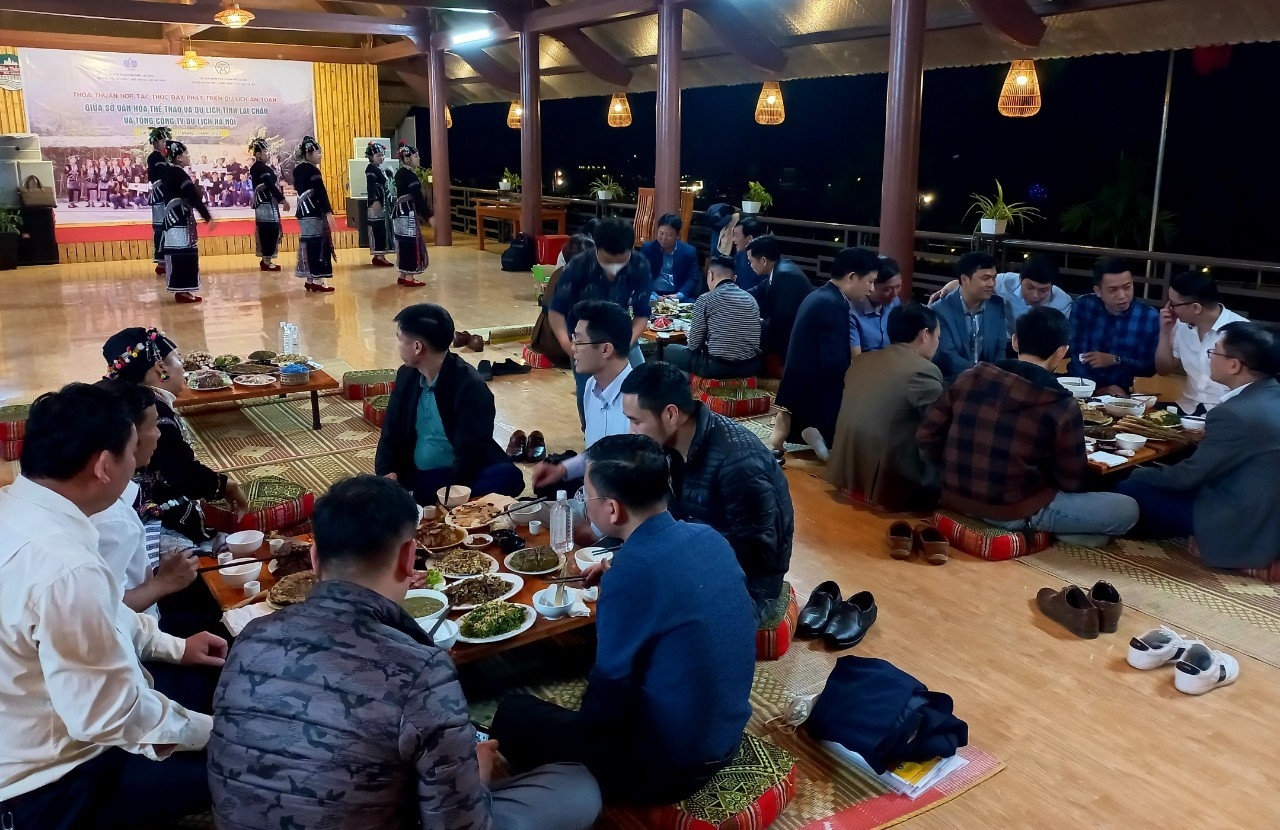 Du khách thưởng thức ẩm thực và văn nghệ tại Bản Thẳm xã Bản Hon (huyện Tam Đường)