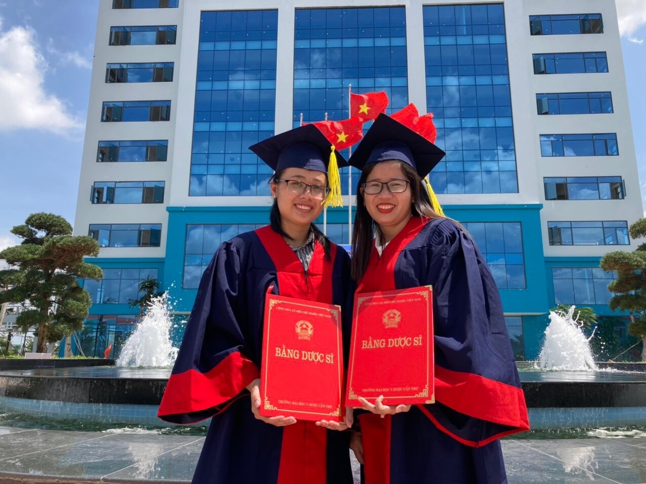 Dược sĩ Thị Xa Nhân (bên phải) và Dược sĩ Trang Thị Ngọc Nhiên trong ngày lễ nhận bằng tốt nghiệp