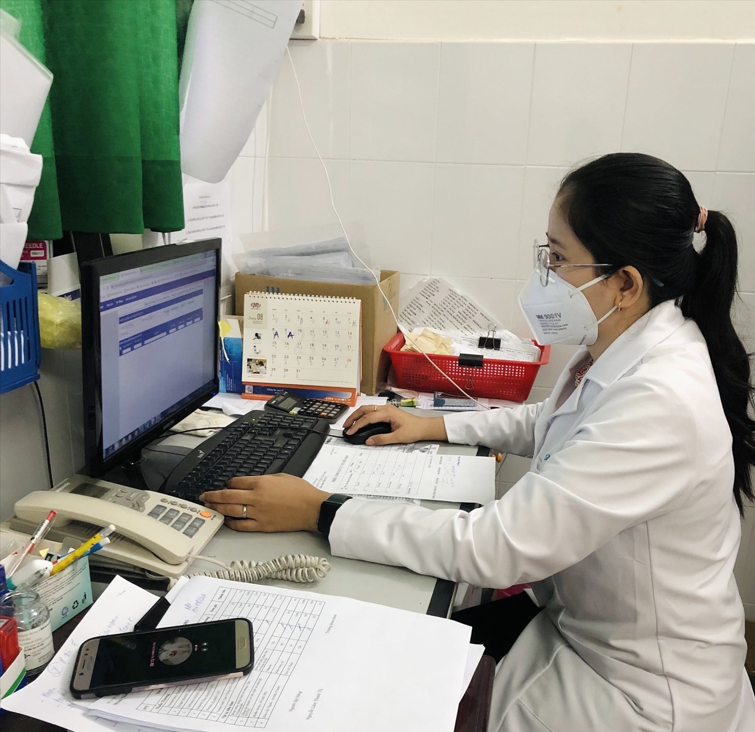 Dược sĩ Thị Xa Nhân trong giờ làm việc tại Khoa Dược- Trang thiết bị - Vật tư y tế, Trung tâm Y tế huyện Kiên Lương.