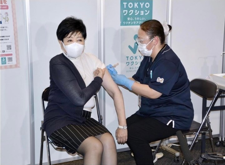 Thị trưởng Tokyo, bà Yuriko Koike tiêm mũi vaccine ngừa COVID-19 thứ 5 tại thủ đô Tokyo, Nhật Bản, ngày 1/11/2022. (Ảnh: Kyodo)