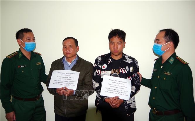 Hai đối tượng vận chuyển trái phép 12.000 viên ma túy tổng hợp bị Bộ đội Biên phòng tỉnh Nam Định bắt giữ. Ảnh: TTXVN