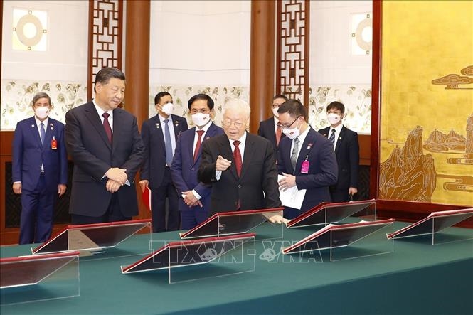 Tổng Bí thư Nguyễn Phú Trọng cùng Tổng Bí thư, Chủ tịch Trung Quốc Tập Cận Bình chứng kiến các văn kiện hợp tác hai nước đã được ký kết. Ảnh: Trí Dũng/TTXVN