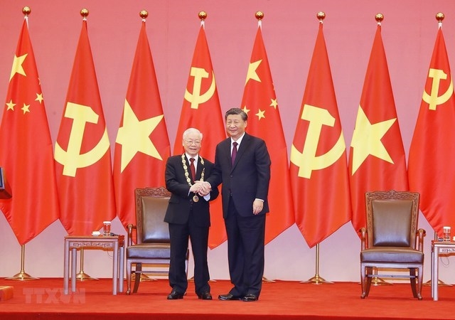 Tổng Bí thư, Chủ tịch Trung Quốc Tập Cận Bình trao Huân chương Hữu nghị tặng Tổng Bí thư Nguyễn Phú Trọng. Ảnh: Trí Dũng/TTXVN