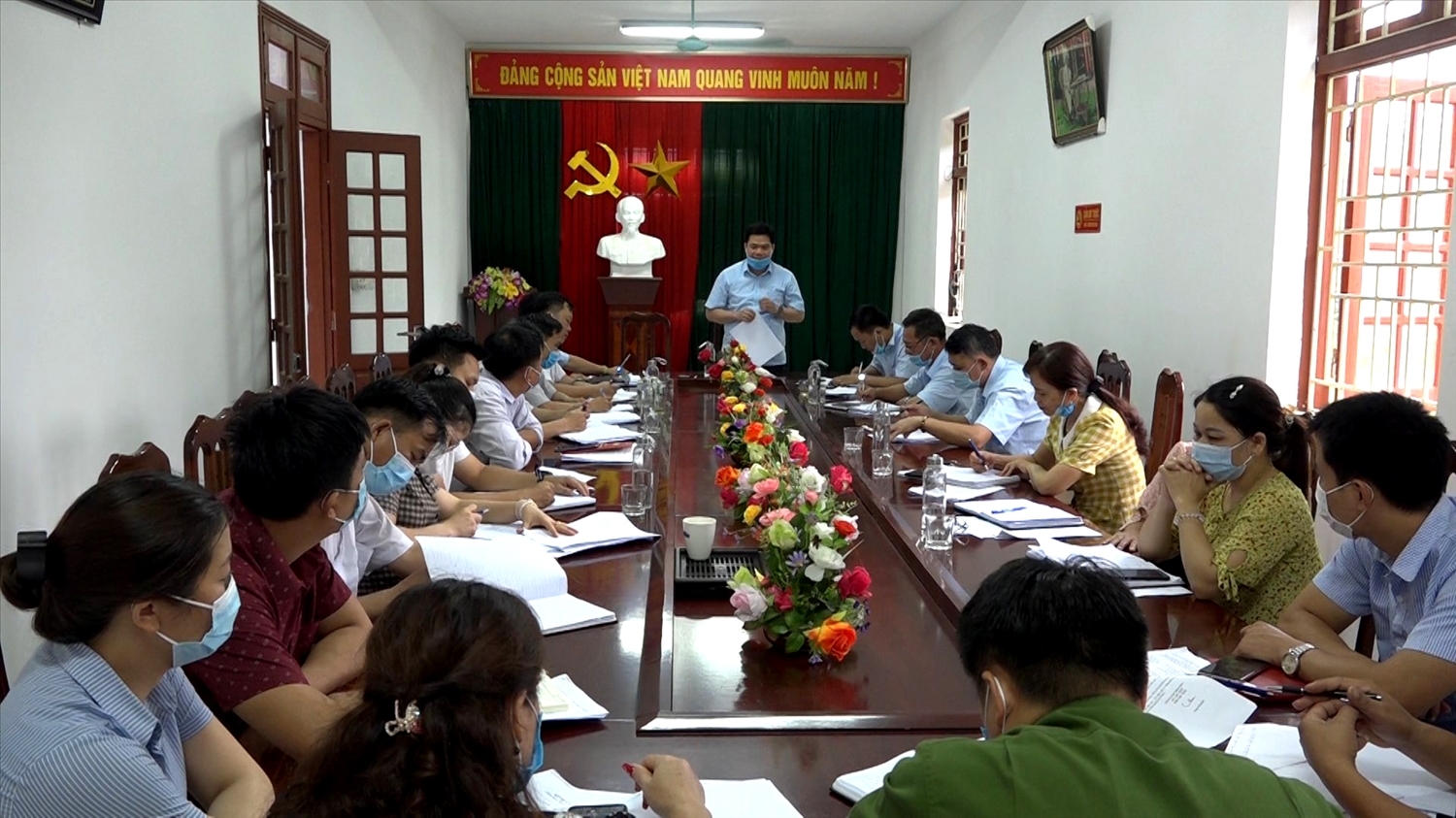 Ông Hà Sỹ Thắng, Bí thư Huyện ủy Ngân Sơn cùng lãnh đạo các cơ quan chuyên môn của huyện làm việc tại xã Trung Hòa nắm tình hình về việc thực hiện nhiệm vụ theo Nghị quyết Đại hội Đảng bộ huyện