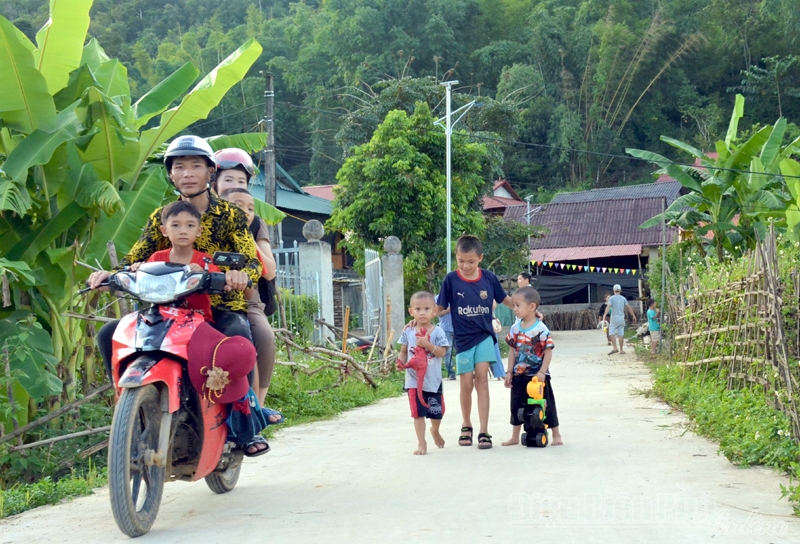 Người dân bản Che Phai 1 đi trên “Con đường nhân ái” số 9 được trải bê tông thẳng tắp