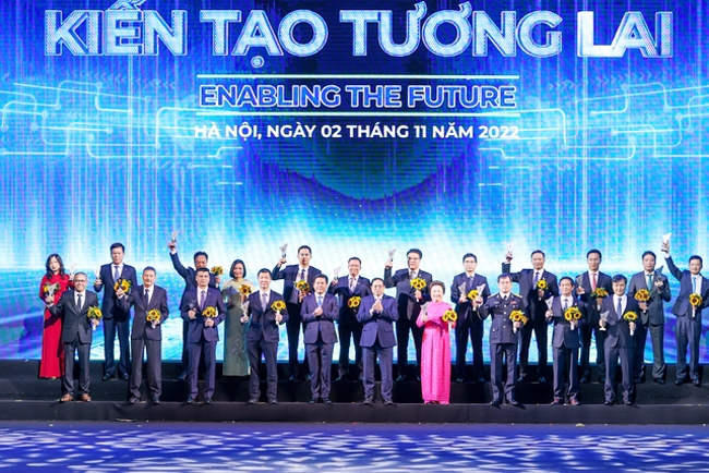 Thủ tướng Phạm Minh Chính trao biểu trưng vinh danh các doanh nghiệp có sản phẩm đạt Thương hiệu quốc gia Việt Nam năm 2022. (Ảnh: VGP/Nhật Bắc)