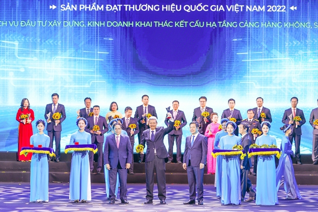 Thủ tướng Phạm Minh Chính trao biểu trưng vinh danh các doanh nghiệp tại buổi lễ. (Ảnh: VGP/Nhật Bắc)