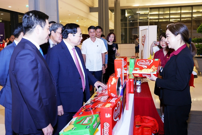 Thủ tướng Phạm Minh Chính tham quan trưng bày sản phẩm đạt Thương hiệu quốc gia Việt Nam năm 2022. (Ảnh: VGP/Nhật Bắc)