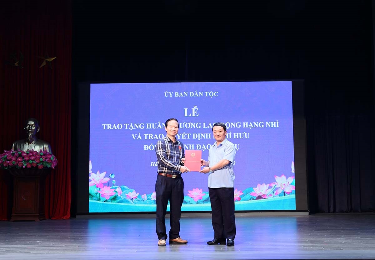 Bộ trưởng, Chủ nhiệm Hầu A Lềnh trao Quyết định nghỉ hưu cho ông Nguyễn Quang Đức - Vụ trưởng Vụ Công tác dân tộc địa phương 