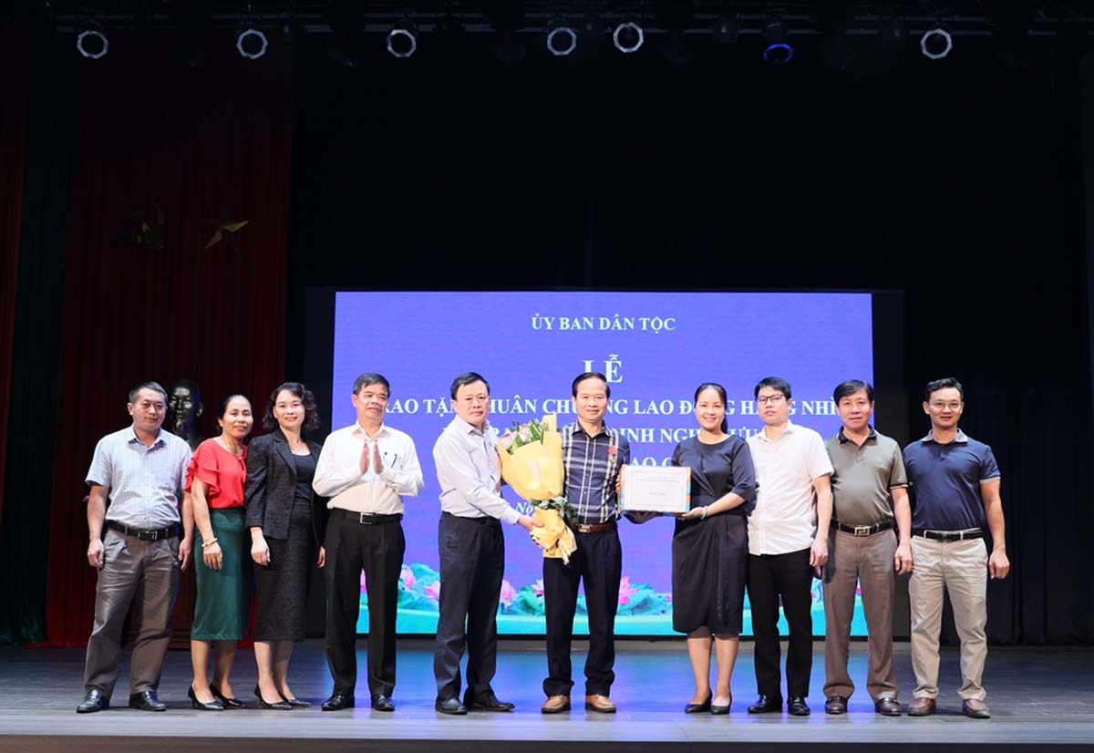Đại diện lãnh đạo các Vụ, đơn vị của UBDT tặng hoa và quà chúc mừng ông Nguyễn Quang Đức
