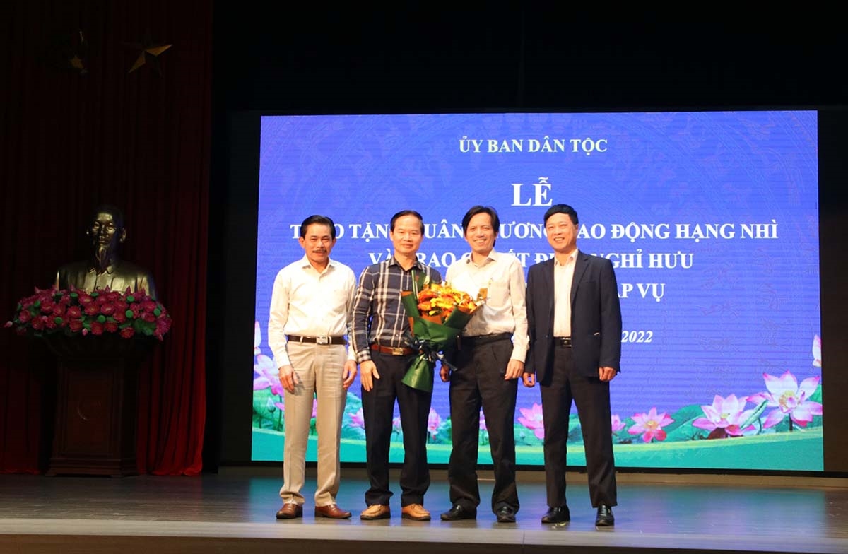 CácLãnh đạo các Vụ, đơn vị UBDT tặng hoa và quà chúc mừng ông Nguyễn Quang Đức