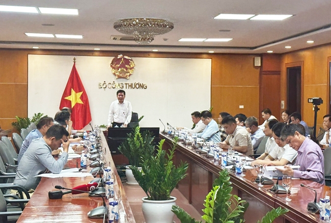 Bộ trưởng Bộ Công Thương Nguyễn Hồng Diên chủ trì cuộc họp về nguồn cung xăng dầu chiều 2/11. (Ảnh: VGP/PT)