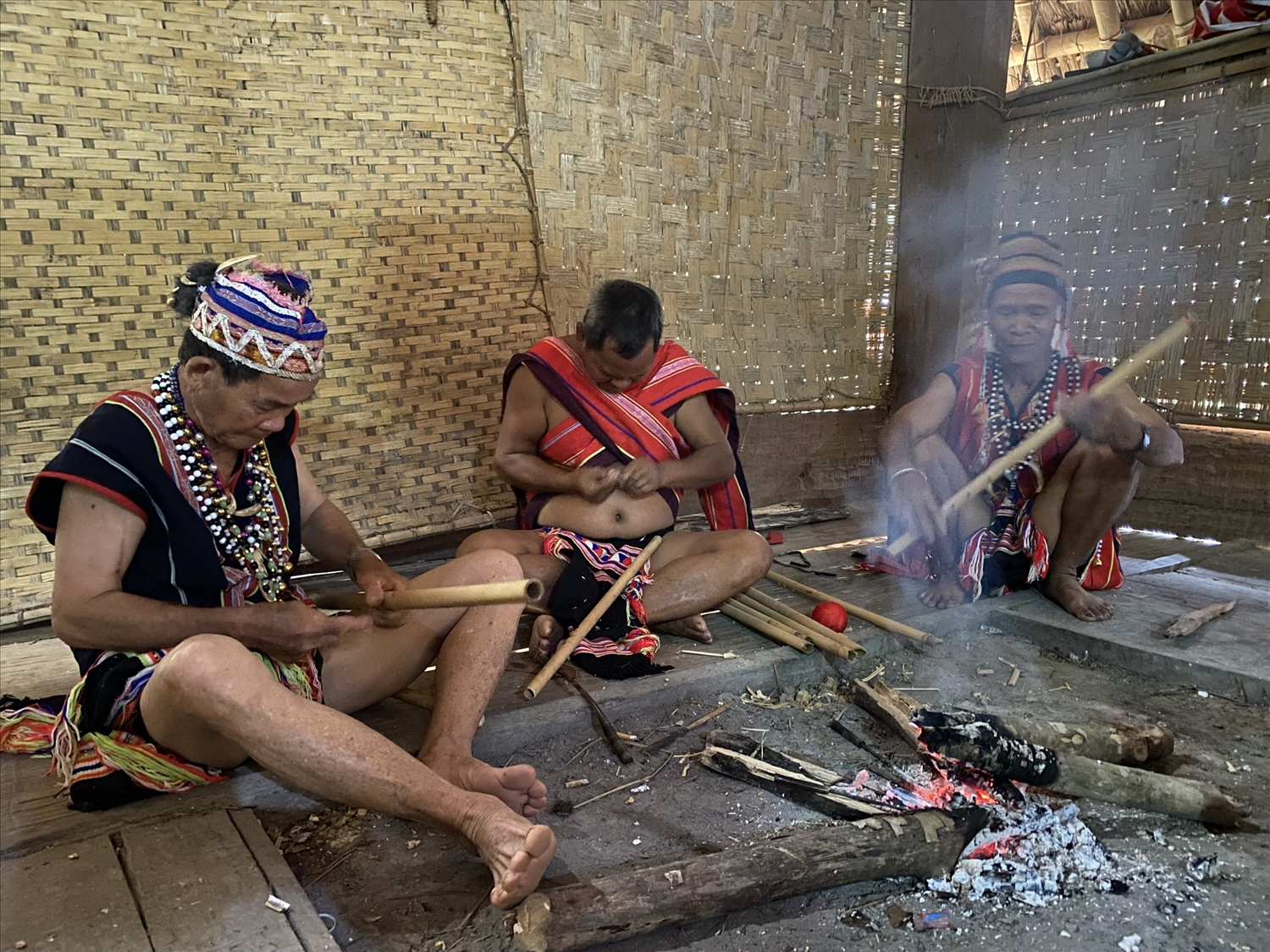Các nghệ nhân làng Đăk Răng chế tác nhạc cụ truyền thống