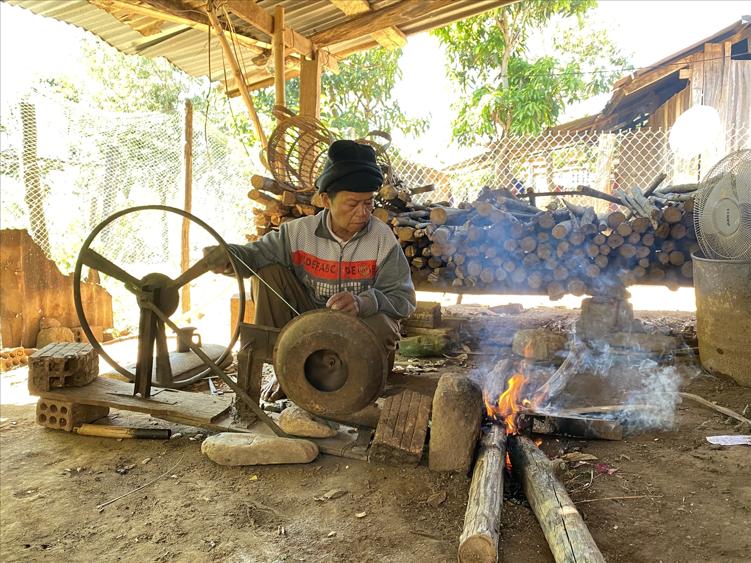 Ông A Đông ở làng Đăk Si, xã Đăk Dục, huyện Ngọc Hồi chuyên tâm vào việc rèn các dụng cụ phục vụ sản xuất.