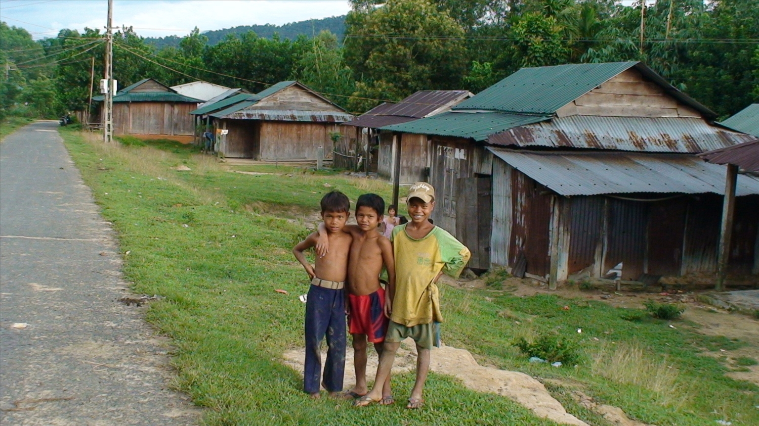 Trẻ em người Bhnoong bản Đắk Tôn, huyện vùng cao Phước Sơn 