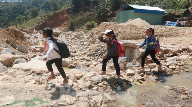 Hành trình đi tìm con chữ của các em học sinh Bhnoong, huyện vùng cao Phước Sơn rất nhiều gian nan, vất vả.