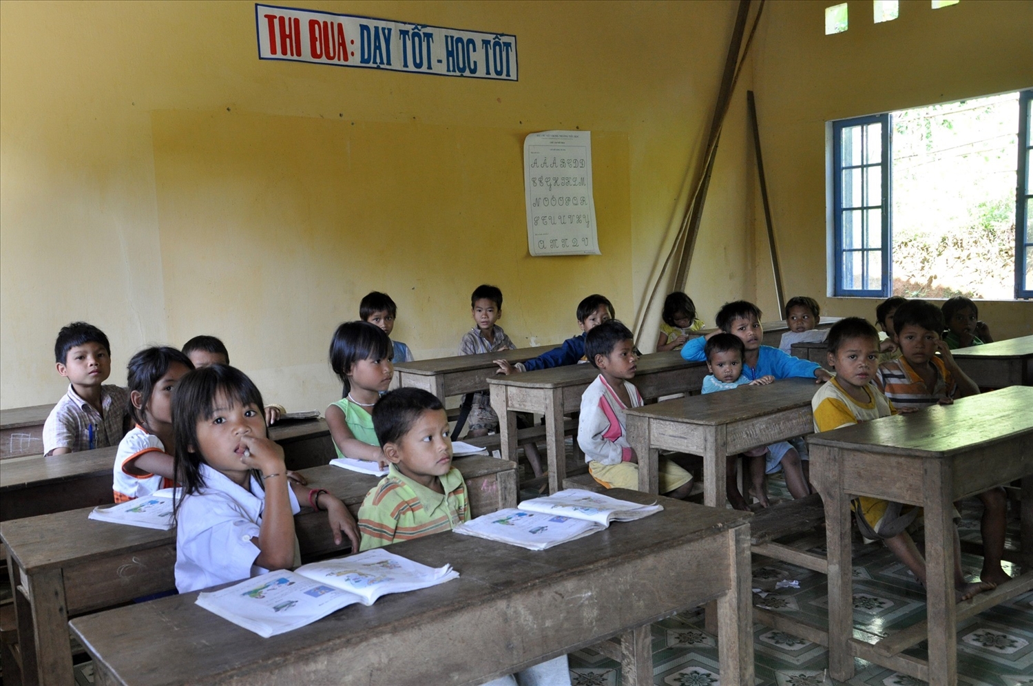 Giờ học của các em học sinh tại một trường bán trú ở huyện vùng cao Phước Sơn