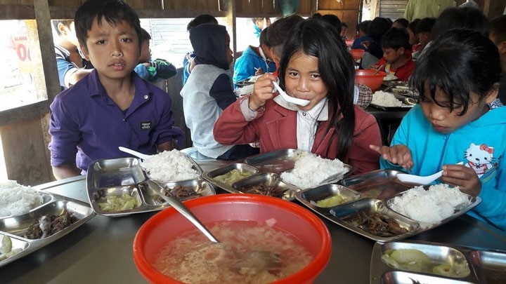  Bữa ăn trưa của các em học sinh Bhnong, Trường phổ thông dân tộc bán trú Tiểu học & THCS xã vùng cao Phước Lộc