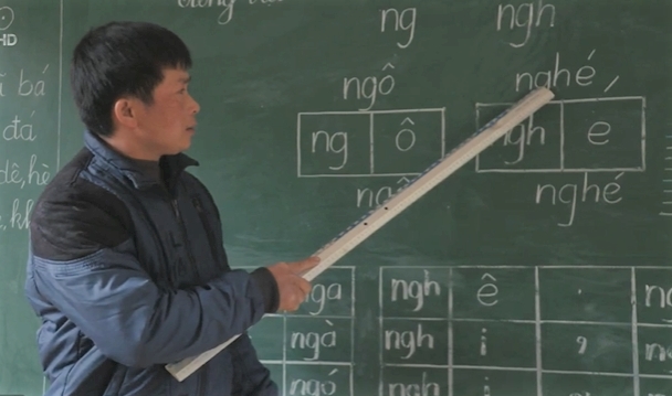 Thầy giáo Hồ Văn Vương giảng bài cho các em học sinh học trên lớp. 