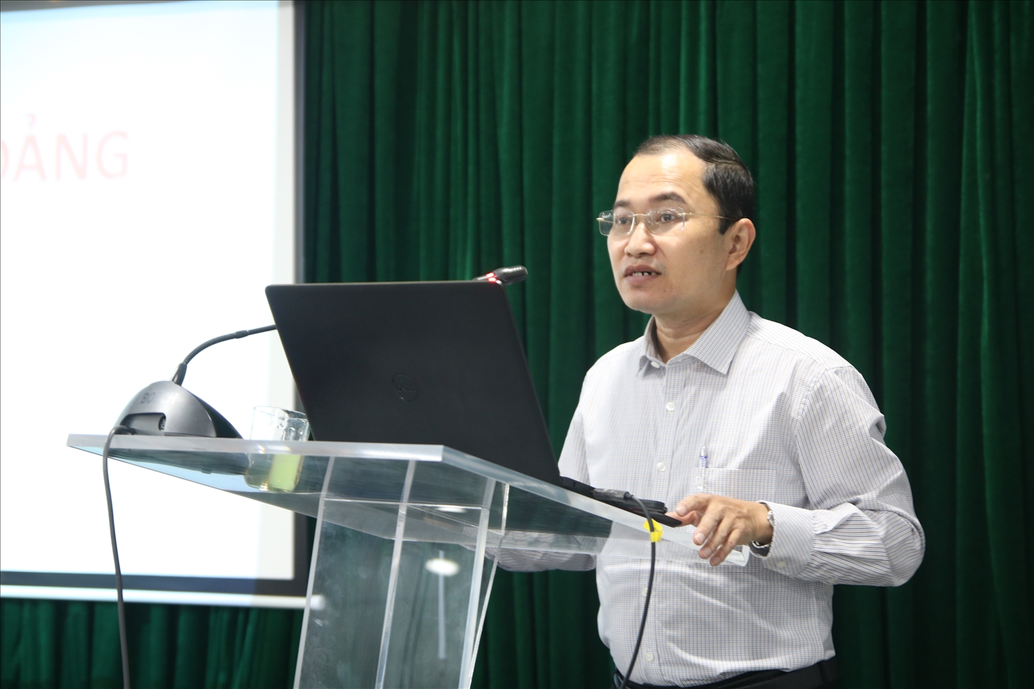 Đồng chí Nguyễn Khắc Tiến - Ủy viên Ban Chấp hành Đảng bộ Khối, Phó Trưởng ban Tổ chức Đảng ủy khối cơ quan Trung ương trình bày chuyên đề tại Hội nghị