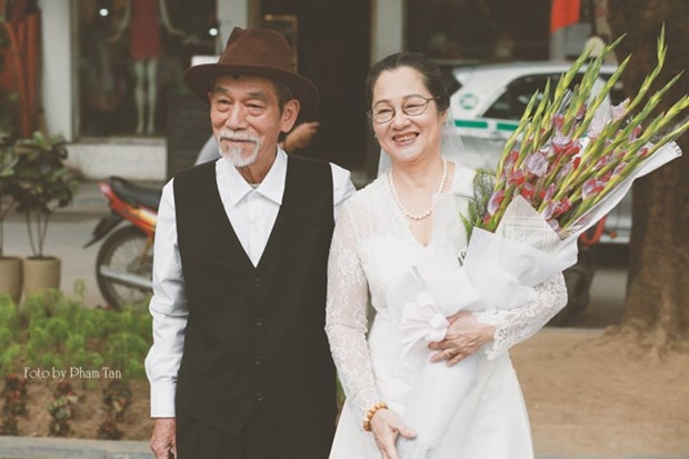 Diễn viên Mai Ngọc Căn và vợ trong bộ ảnh kỷ niệm 50 năm ngày cưới