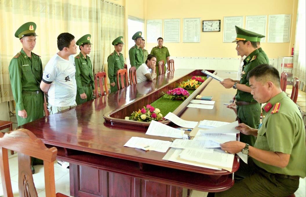 Ban Chỉ huy Đồn Biên phòng Cửa khẩu Quốc tế Hà Tiên đọc các quyết định bắt tạm giam 2 đối tượng