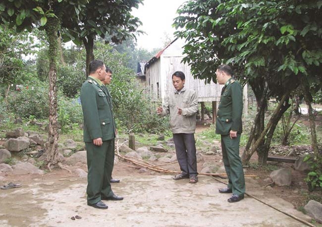 Ông Hồ Văn Thủy - Người có uy tín thôn La Lay, xã A Ngo, huyện Đakrông, trao đổi thông tin với cán bộ, chiến sĩ Đồn Biên phòng Cửa khẩu quốc tế La Lay (BĐBP Quảng Trị)