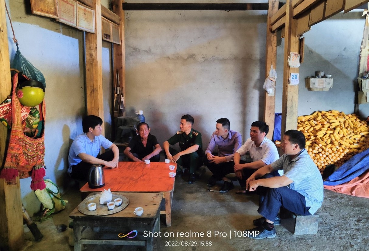 Đoàn cán bộ Đồn Biên phòng Thàng Tín, Phòng Dân tộc huyện Hoàng Su Phì và xã Thàng Tín đến thăm gia đình ông 