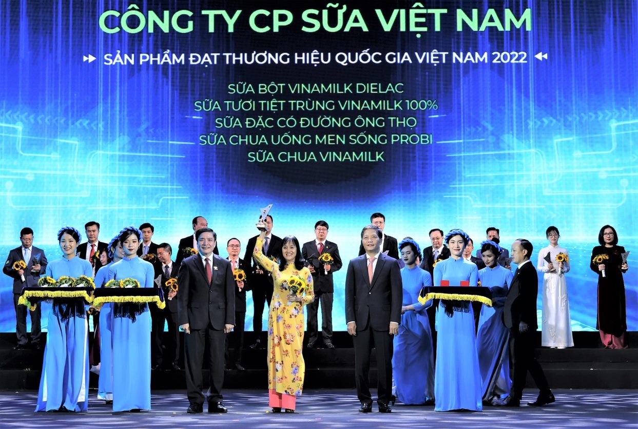 Bà Nguyễn Thị Minh Tâm (áo vàng) – Giám đốc chi nhánh Vinamilk Hà Nội nhận biểu trưng Thương hiệu Quốc gia năm 2022